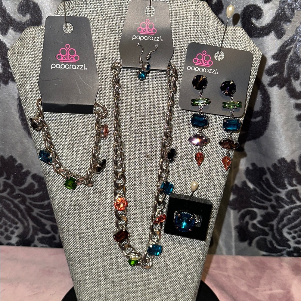 Paparazzi 4 piece fashion fix fix set.